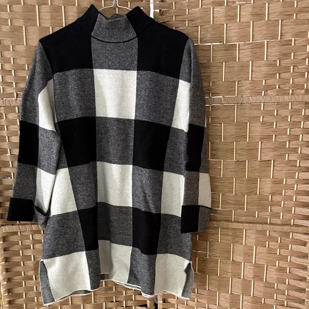 Max Studio Gray and Black Knit Top size Medium